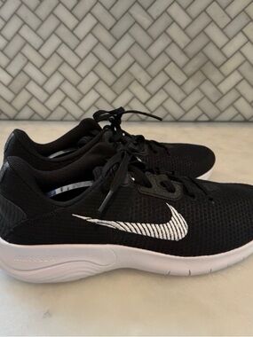 Women’s NIKE NWOB Black Flex Experience Run
Sneakers Size 11.5